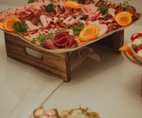 Grafika Lákavé barevné předkrmy v dřevěných miskách na restauračním stole.