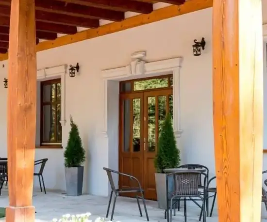 Grafika Slunná terasa s dřevěnou konstrukcí hotelu Dolce Vita