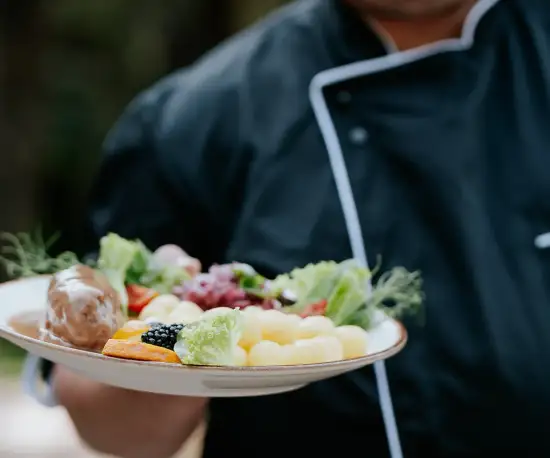 Grafika Kuchař Dolce Vita servíruje lákavý pokrm