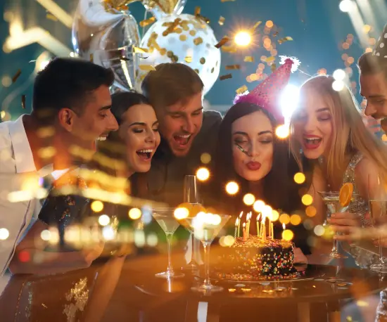 Grafika Mladí lidé užívající si společný večer v Dolce Vita