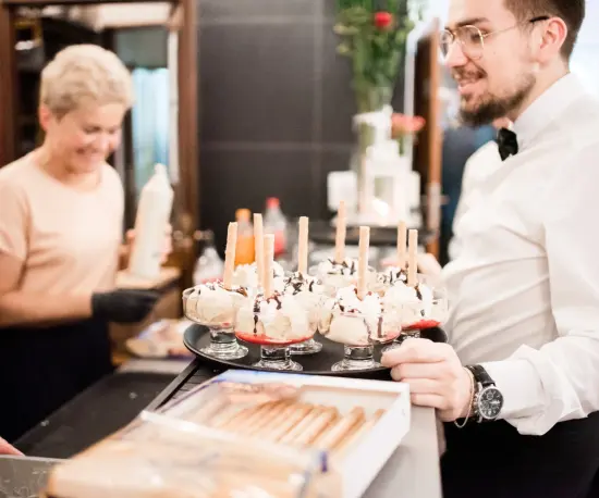 Grafika U stolu plného sladkostí v Dolce Vita.