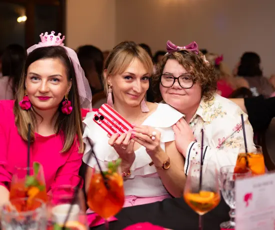 Grafika Ženy ve slavnostních šatech si užívají sladké chvíle v Dolce Vita