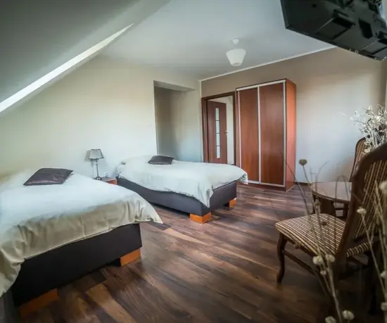 Grafika Podkrovní pokoj se dvěma postelemi, skříní a dřevěnou podlahou Dolce Vita