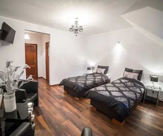 Grafika Útulný podkrovní pokoj se dvěma postelemi v hotelu Dolce Vita